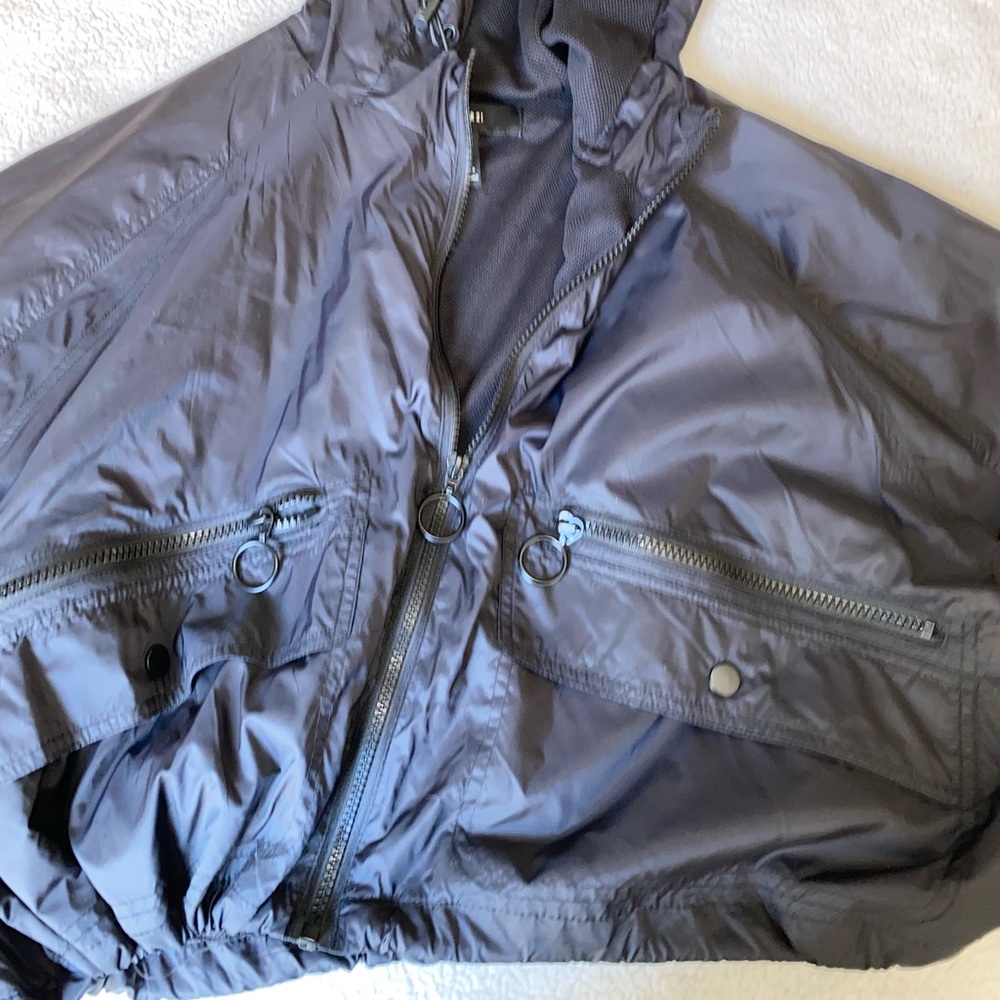 Black cropped wind breaker